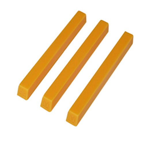 Bourrelets de cire droits, mous, orange-opaque ou cire de surélévation. Bourrelets en cire, préformés et droits avec gorge de positionnement sur la crête ce qui permet une fixation aisée. Disponible en trois duretés, quatre couleurs, préformés pour les prothèses complètes, droits pour les prothèses partielles. Les bourrelets en cire sont livrables avec ou sans oxyde. Ceux avec oxyde ont des couleurs très opaques ce qui facilite considérablement le jugement optique.