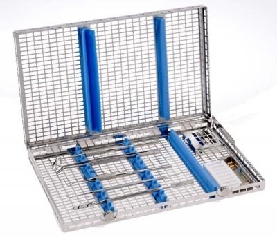 Idéales pour le nettoyage en thermo-laveur. Ultra-ajourées. Compatibles avec tous les modes de stérilisation. Tout nouveau système de fermeture ( avec boutons rotatifs). En inox et silicone. Autres coloris disponibles sur demande. DM Classe I. Fabricant: Nicrominox.