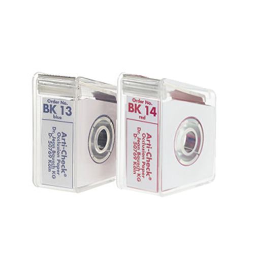 Papier d'occlusion Arti-Check micromince 40µ de BAUSCH.  Colorant sur les 2 faces. Des microcapsules éclatent à la pression. Marquage très précis et sélectif. Sans aucune bavure.  Couleurs disponibles : bleu, rouge, pour différencier les points de contact centrés et excentrés.  Présentation en rouleau de 15 m en distributeur, largeur 16 mm.