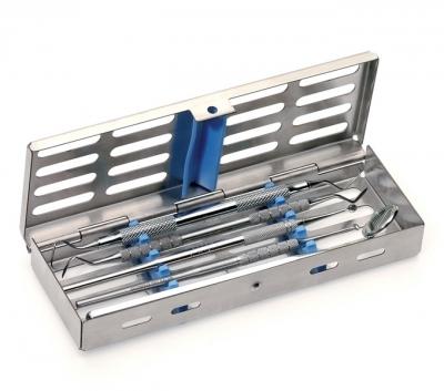 Fabriqués en inox et silicone, elles sont conçues pour résister à toutes les solutions de désinfection. Conviennent aux ultrasons. Ensachage possible. Fixation sûre des instruments grâce aux portes-instruments en silicone.  Couleur : Bleue. Couvercle détachable. Autres coloris disponibles.